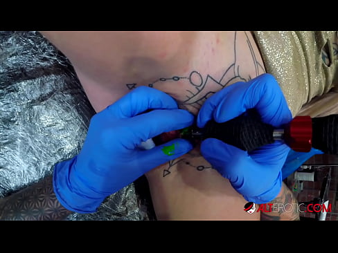 ❤️ Extreem getatoeëerde hottie Sully Savage kreeg een tatoeage op haar clitoris ️ Harde porno at nl.tvmarket.top